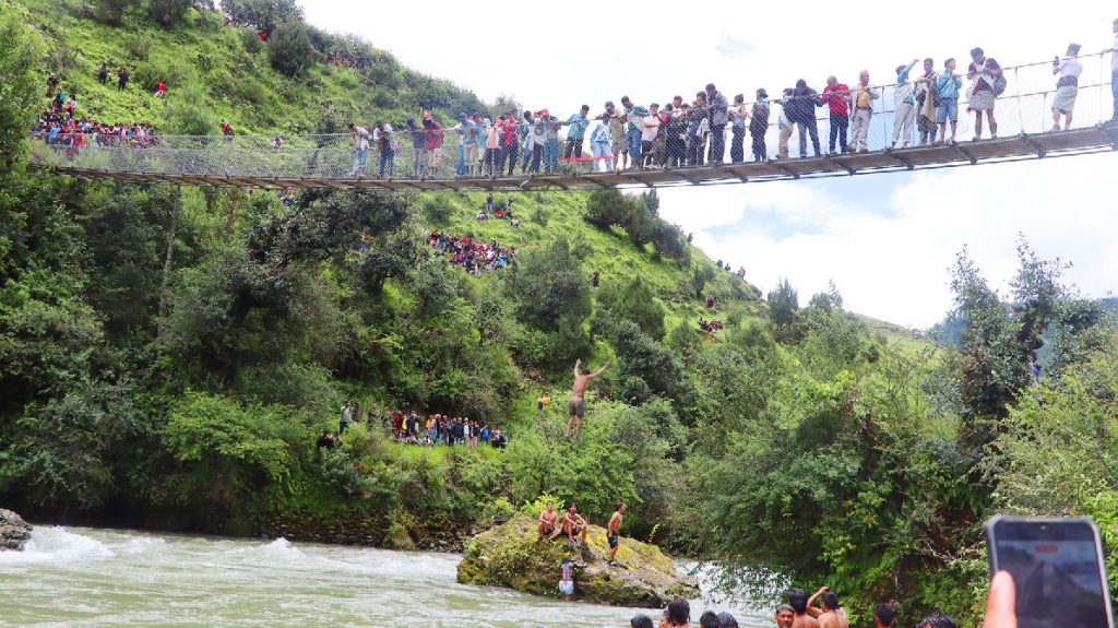 अनौठो प्रचलनः नदीमा हाम फाल्दै गरिन्छ ‘नांखा पूजा’