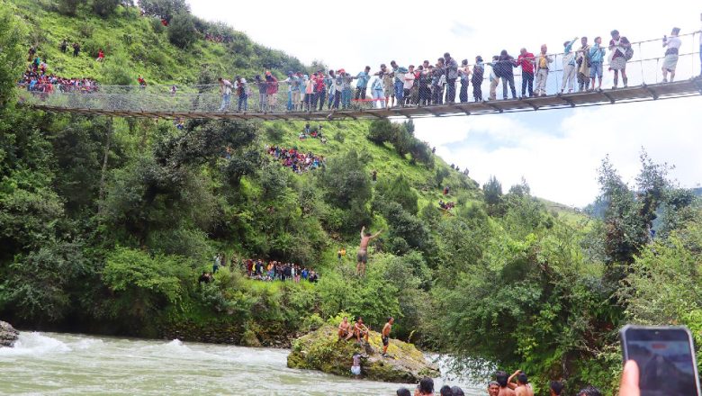 अनौठो प्रचलनः नदीमा हाम फाल्दै गरिन्छ ‘नांखा पूजा’